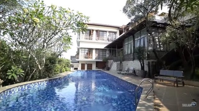 kolam renang mewah estetik