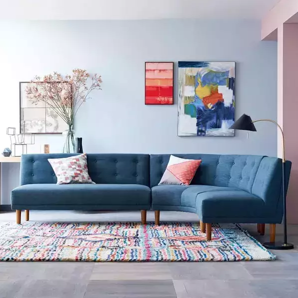 Pilih furniture yang warnanya serasi dengan warna di dalam ruangan