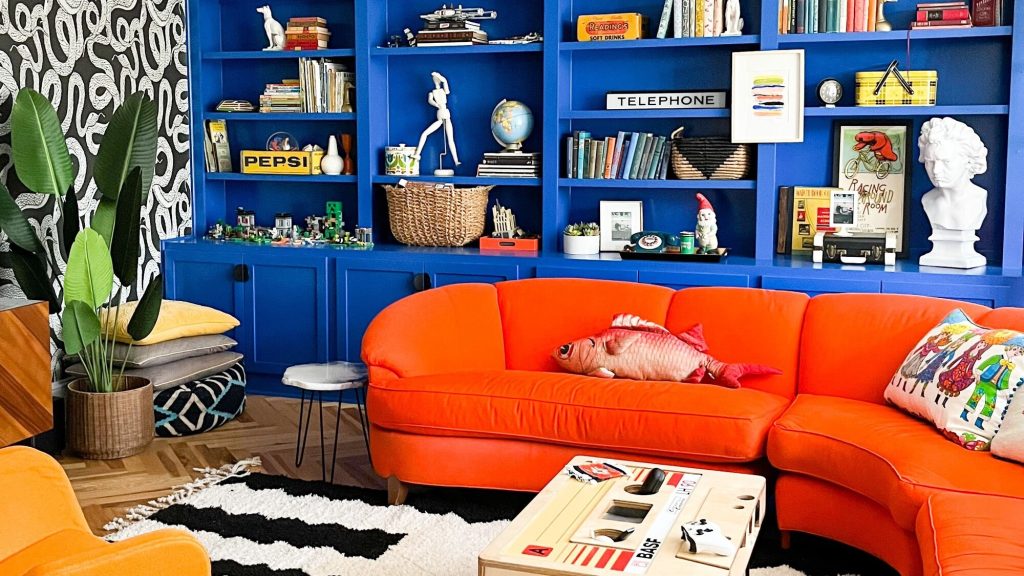 Ruang tamu minimalis dengan warna kontras