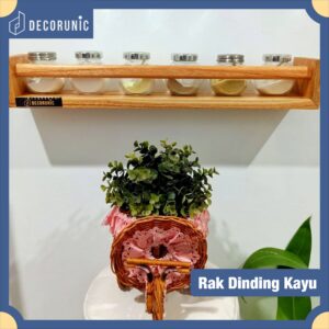 Rak dinding kayu solid dengan serat kayu asli terlihat