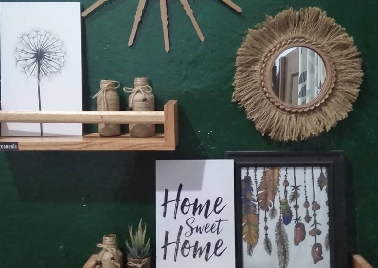 Rak dinding kayu dengan pagar penahan di bagian depan menahan botol agar tidak tergelincir